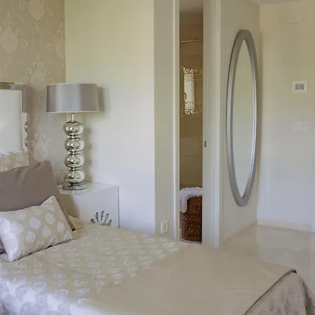 Villa Magnificent On The Beachfront Malaga