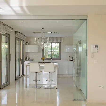 Villa Magnificent On The Beachfront Malaga *